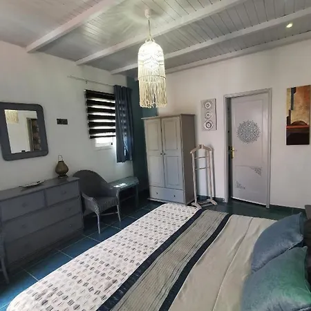 Kikiki House Country house